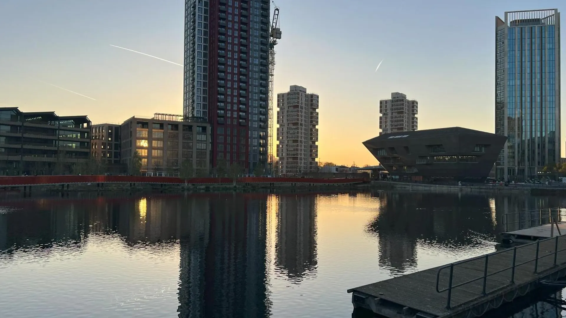 Homestay En-Suite Double Room On Riverside Of Canada Water London